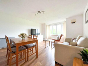 Lovely 2 bedroom flat with free parking, great transport links to Central London, the Excel Centre, Canary Wharf and the O2!